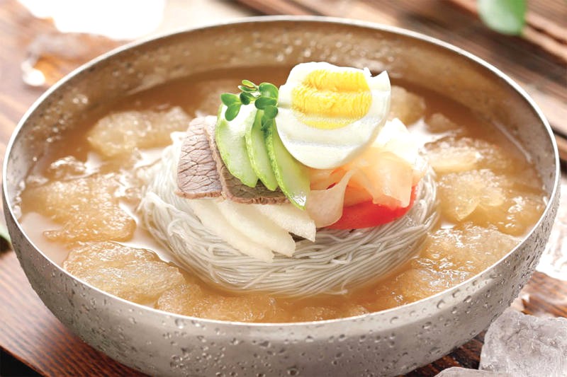 Naengmyeon: Mì lạnh Hàn Quốc với nhiều biến tấu độc đáo.