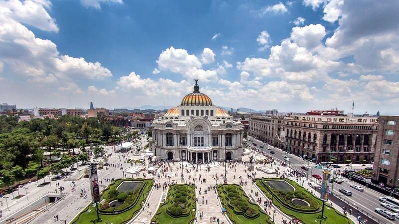 Palacio de Bellas Artes mang phong cách Art Nouveau bên ngoài, nhưng nội thất lại theo phong cách Art Deco.