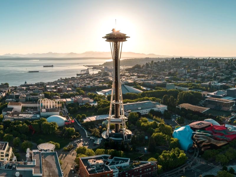 Thời gian tham quan Space Needle thay đổi mỗi ngày. (74 ký tự)