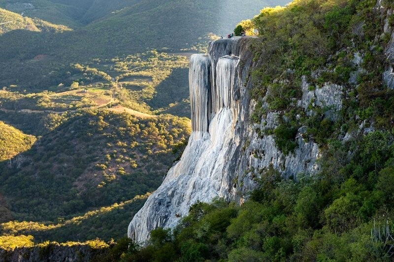 Hai thác nước đá ngoạn mục tại Hierve el Agua (ảnh: Juan Manuel Aguilar Tovar).