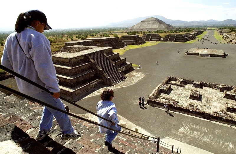 Khách du lịch khám phá Kim tự tháp Mặt trăng ở Teotihuacan.