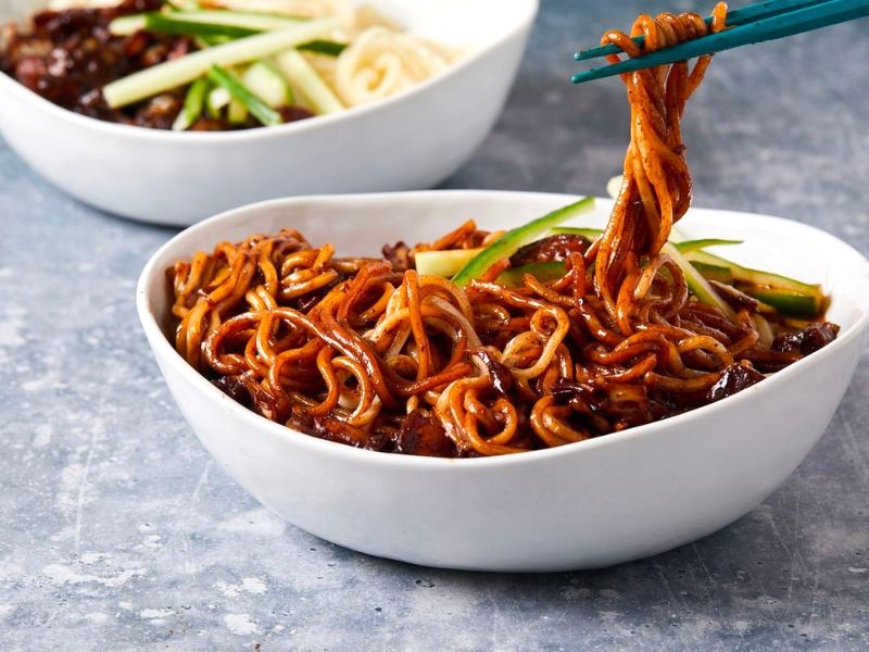 Jajangmyeon gồm mì dai, sốt tương đậm đà, điểm thêm dưa chuột thái sợi.