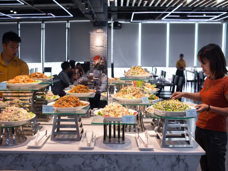 Không gian sang trọng, quầy line đẹp mắt tại Adobi Buffet.