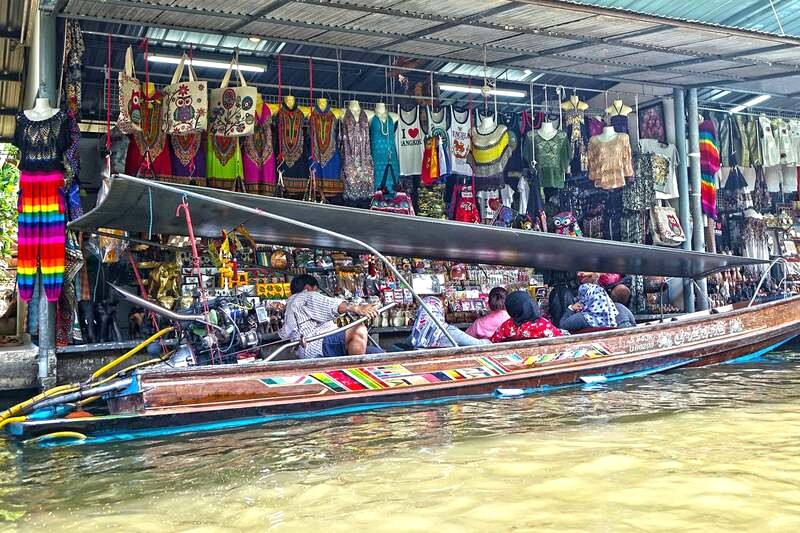 Đặc sản địa phương thu hút du khách.