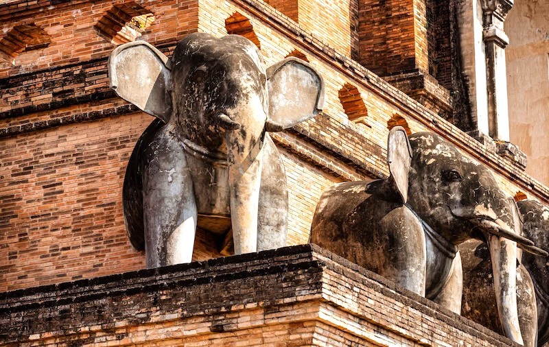 Tượng đài Wat Chedi Luang