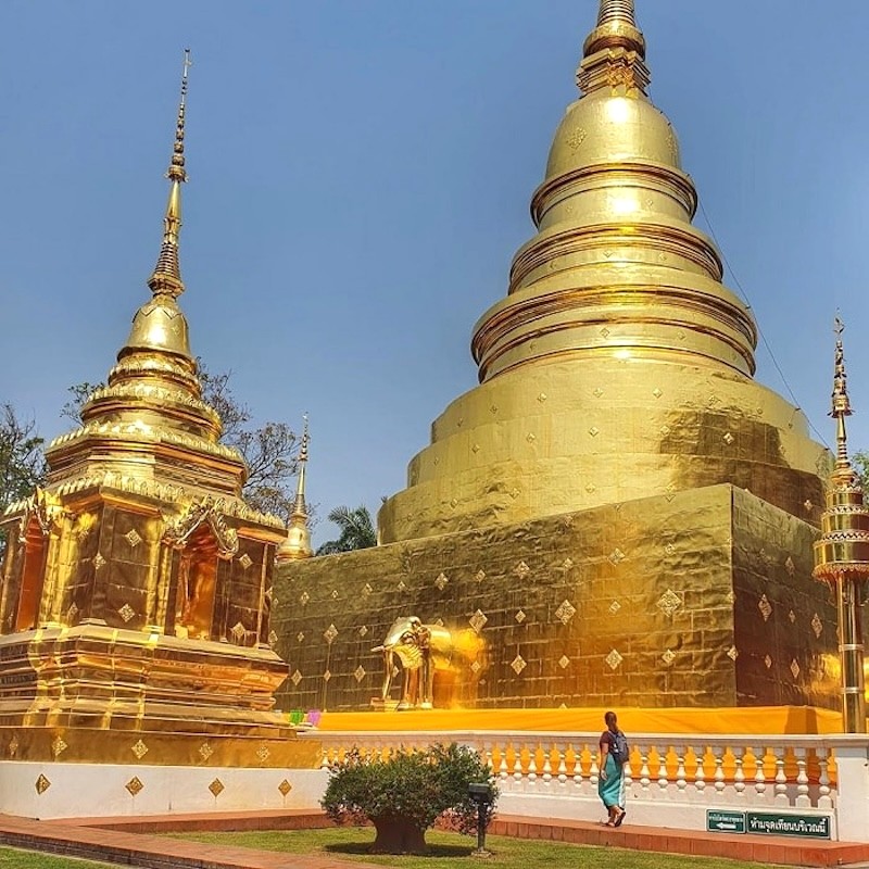 Tượng voi uy nghi tại Wat Phra Singh.