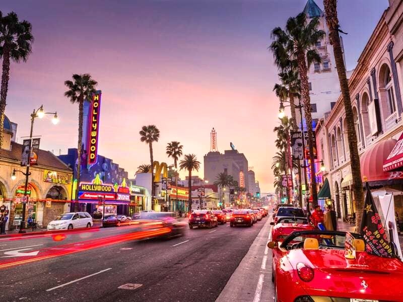 Biển hiệu Hollywood tỏa sáng trên bầu trời Los Angeles.