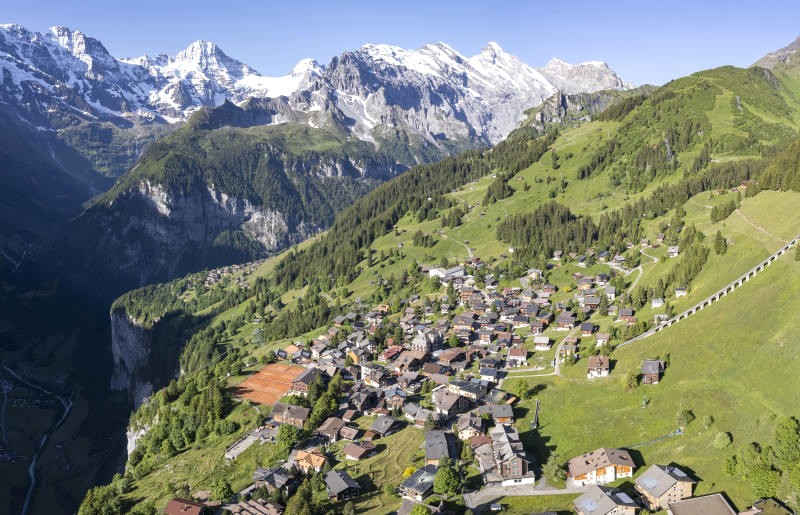 Từ đỉnh Murren, phóng tầm mắt ngắm Lauterbrunnen.