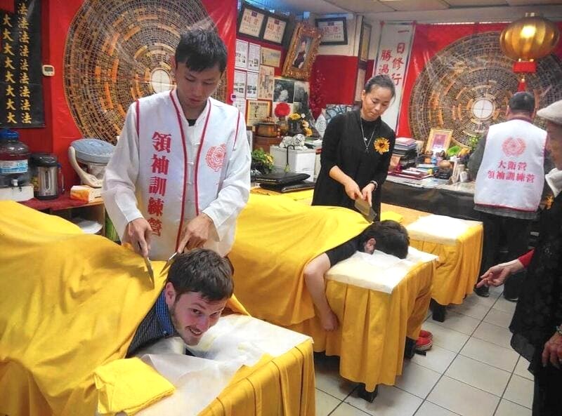 Massage bằng dao là phương pháp truyền thống của người bản địa.