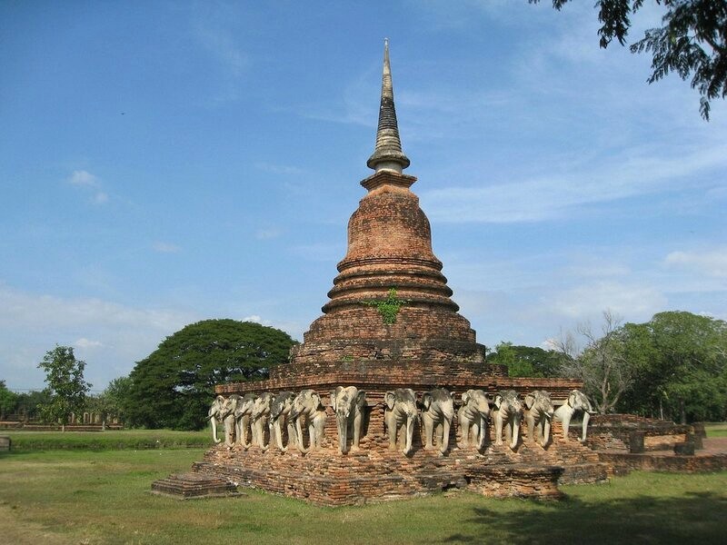 Wat Sorasak là bảo tháp hình chuông, chân đế được trang trí bởi 24 đầu voi.