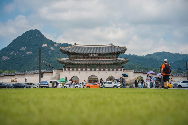 Cố cung Gyeongbok, nằm sau Quảng trường Gwanghwamun, thu hút nhiều du khách khi đến thăm Seoul.