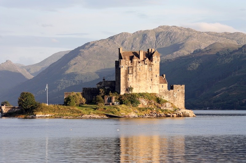 Nằm cạnh Lâu đài Edinburgh, Eilean Donan là một công trình cổ kính thu hút đông đảo du khách khi du lịch Scotland.