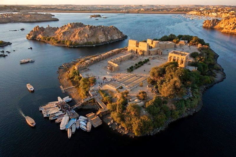 Đền Philae, tọa lạc trên hòn đảo đá giữa sông Nile, là sự kết hợp độc đáo của văn hóa Ai Cập, Hy Lạp và La Mã cổ đại.