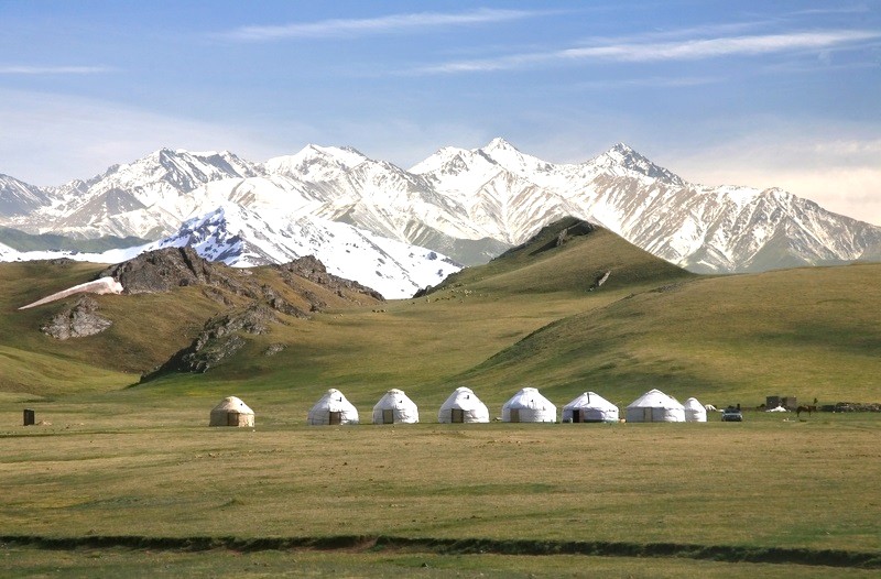 Kyrgyzstan đón du khách đông nhất vào mùa hè, lý tưởng cho các hoạt động ngoài trời.