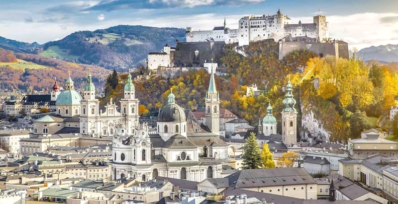 Salzburg, thành phố Áo xinh đẹp, nổi tiếng với kiến trúc cổ điển, đền đài, cung điện và nhà thờ.