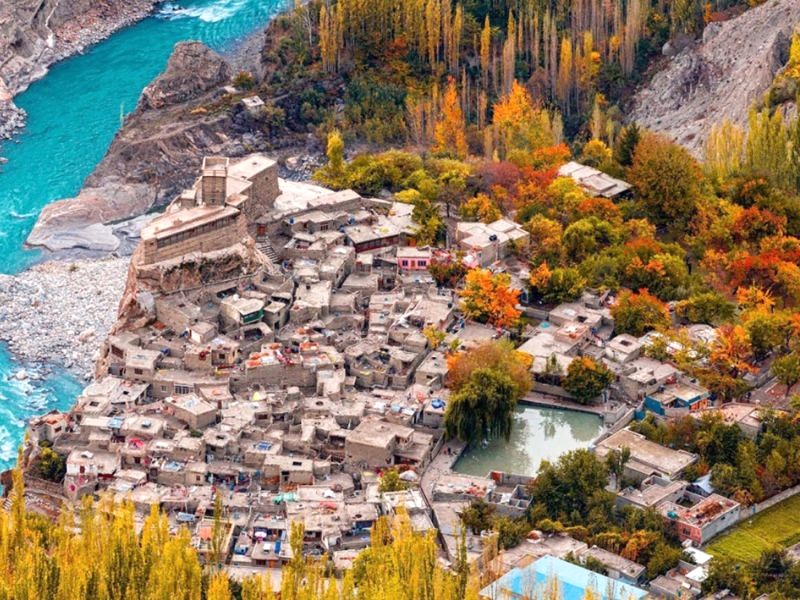 Làng nhỏ ẩn mình giữa rừng Hunza.