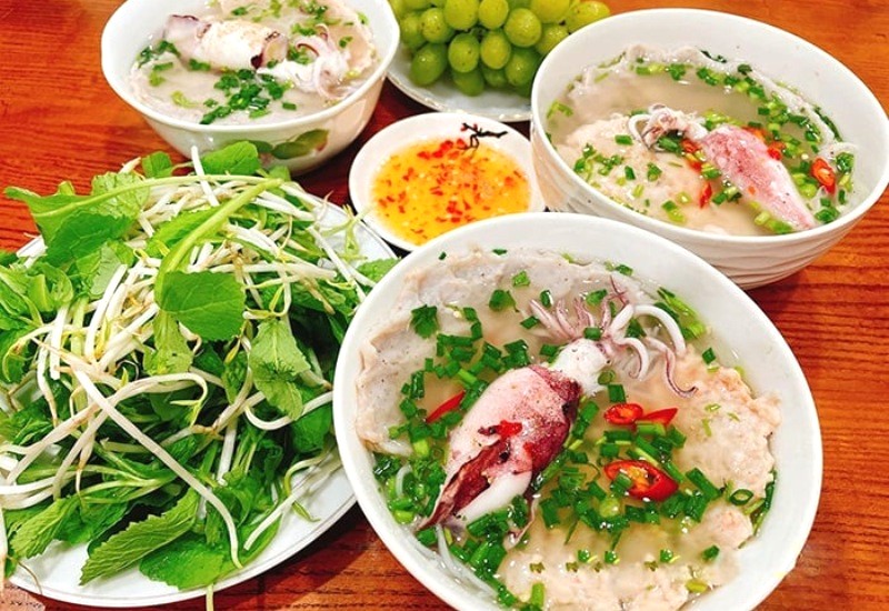 Bún quậy hải sản thơm ngon, đầy đặn.