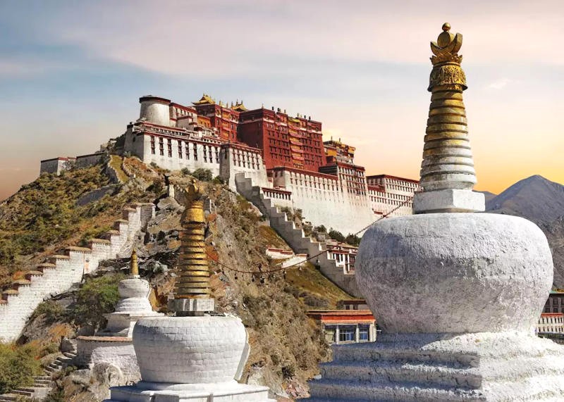 Cung điện Potala, biểu tượng của Lhasa, là một công trình kiến trúc tráng lệ.