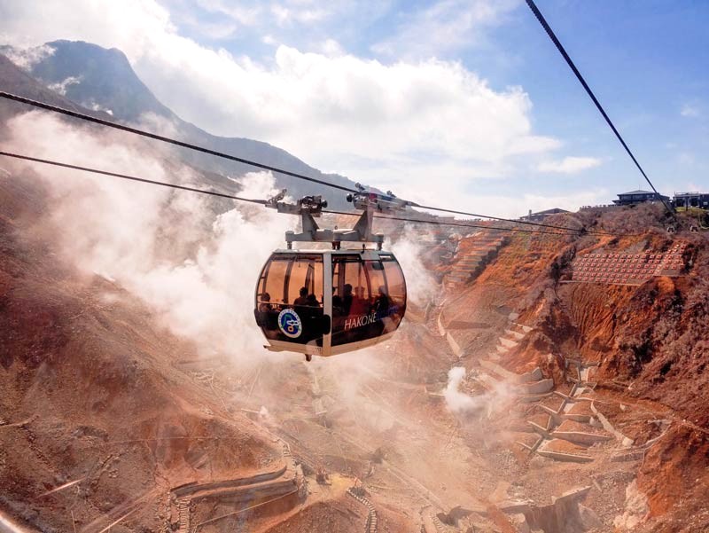 Leo cáp treo, ngắm thung lũng hùng vĩ từ 130 mét.