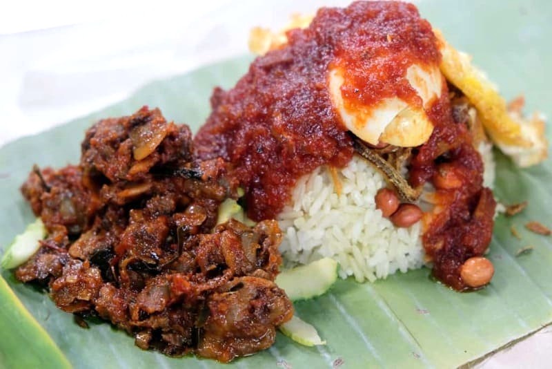 Nasi Lemak Angah giữ trọn hương vị truyền thống, mang đến trải nghiệm ẩm thực nguyên bản.