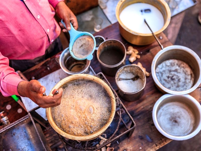 Masala Chai, thức uống quốc dân Ấn Độ, có mặt khắp nơi trên đường phố. (Ảnh: hadynyah)