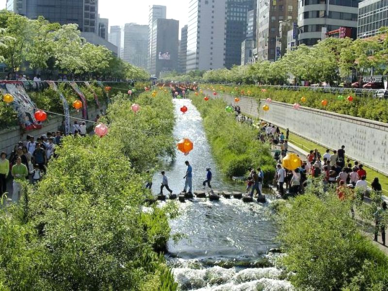 Suối Cheonggyecheon nhộn nhịp trong mùa lễ hội. (Ảnh: Wikipedia)