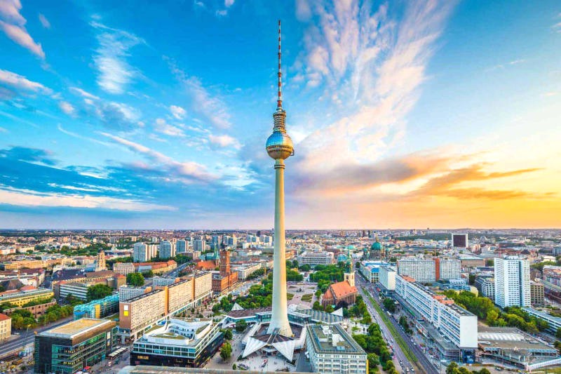 Tháp truyền hình Fernsehturm, biểu tượng Berlin, tọa lạc tại quảng trường Alexanderplatz.