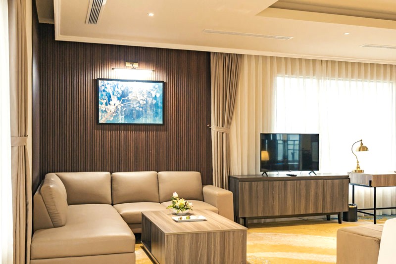 Suite Room với phòng khách riêng.