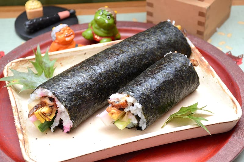 Ehomaki, cuộn sushi 7 thành phần, được ăn nguyên cuộn vào đêm Setsubun.