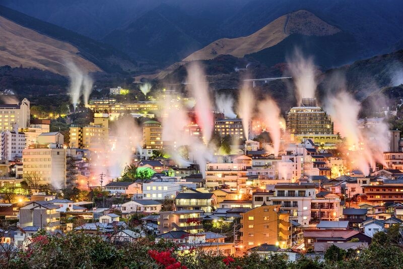 Beppu, thủ đô suối nước nóng của Kyushu và Nhật Bản, nổi tiếng với hàng trăm nguồn suối nóng và phòng tắm. (Ảnh: Sean Pavone 2015)