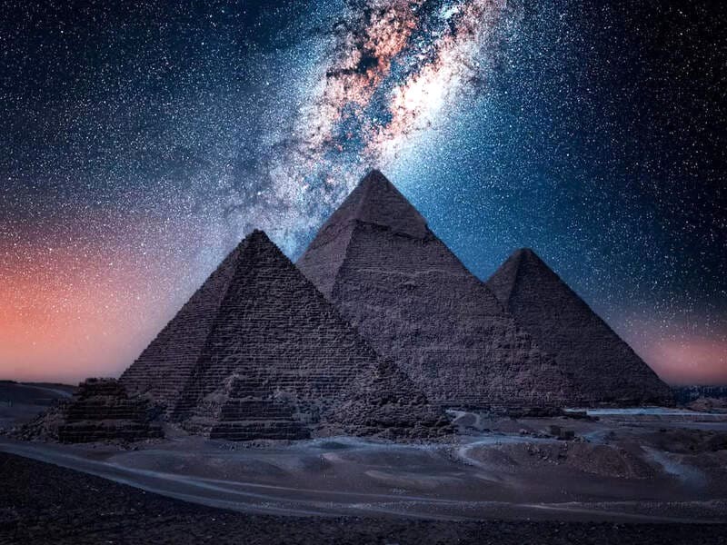 Ba kim tự tháp Giza thẳng hàng với 3 sao Orion, tạo thành một đường thẳng hoàn hảo.