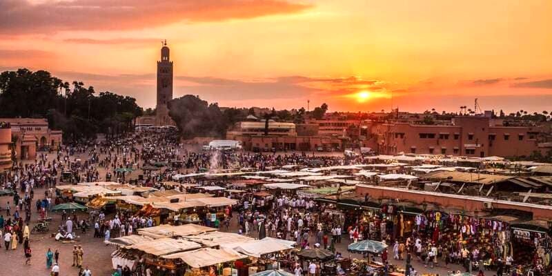 Jemaa El Fna, trung tâm Medina, là điểm thu hút khách du lịch chính.