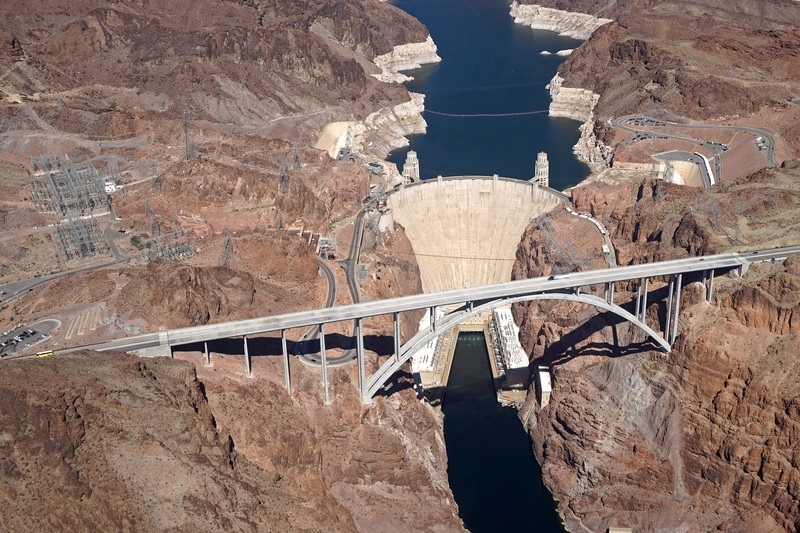 Cầu nhân tạo dài 581m bắc qua Hoover Dam, nối Nevada và Arizona, mang đến khung cảnh ngoạn mục. (Ảnh: Mariordo@aol.com, 2017)