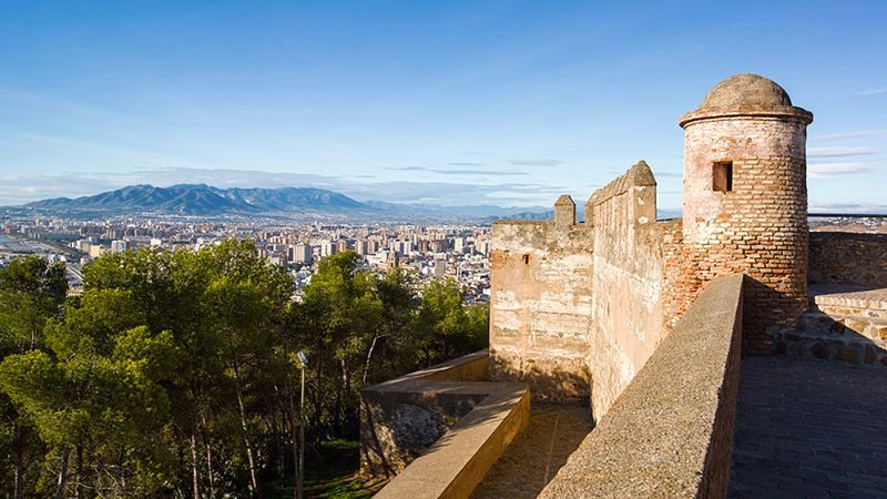 Gibralfaro là pháo đài kiên cố với tháp canh và thành lũy.