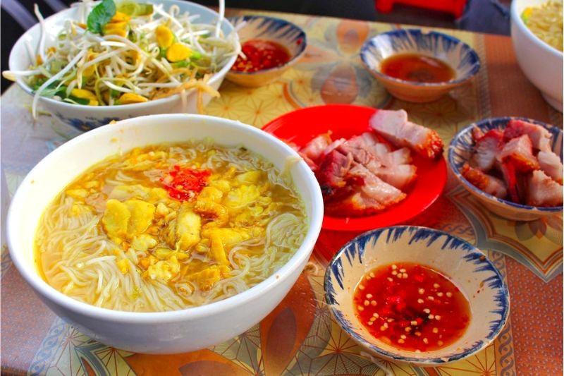 Bún nước lèo cá lóc, cá kèo, nghệ vàng, màu sắc hấp dẫn.