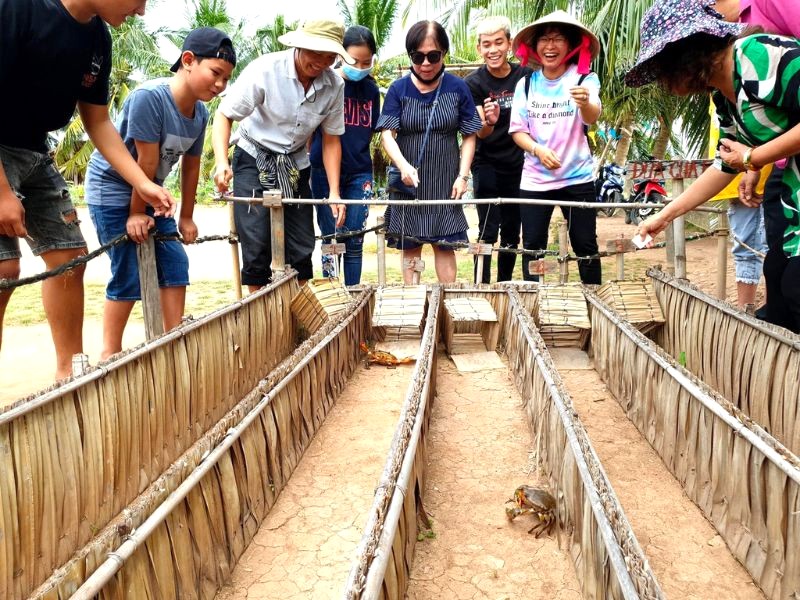 Đua cua hấp dẫn du khách.