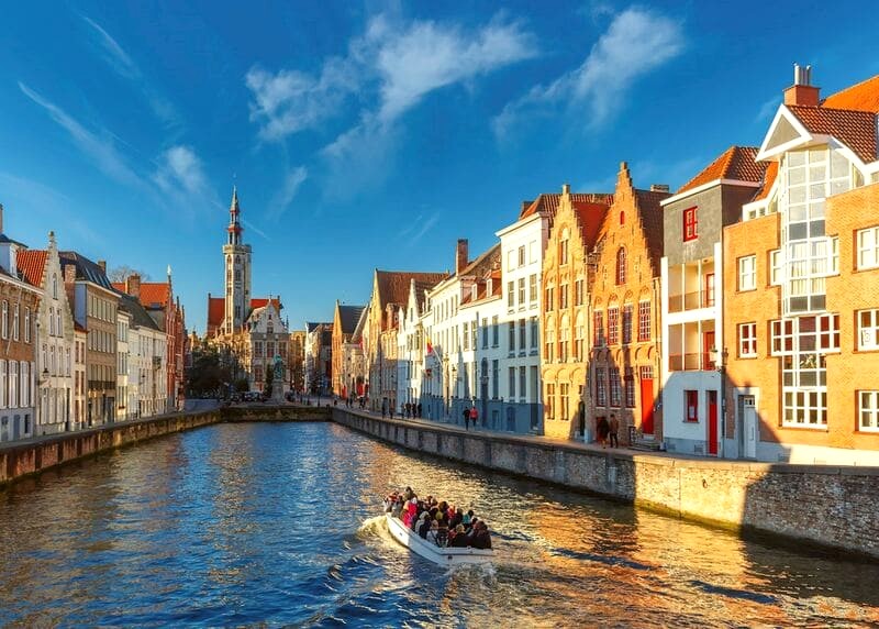 Lướt thuyền trên kênh Bruges, bạn sẽ chìm đắm trong không gian thanh bình, lãng mạn của thành phố.