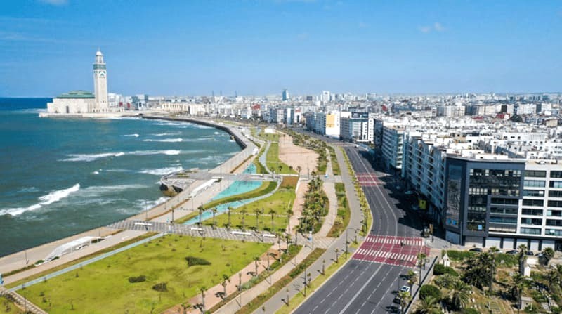 Corniche thơ mộng, khung cảnh dịu dàng bên bờ biển.