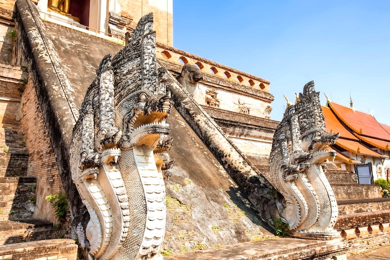 Hai bên bệ cầu thang, tạo hình thần rắn Naga với đuôi hất ngược tạo mái vòm đẹp mắt, dẫn vào Chánh điện.