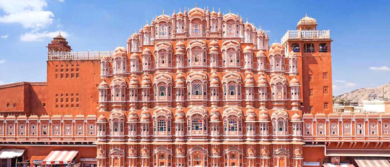 Hawa Mahal ở Jaipur, được biết đến với kiến trúc độc đáo hình mũi tên, có 953 cửa sổ nhỏ.