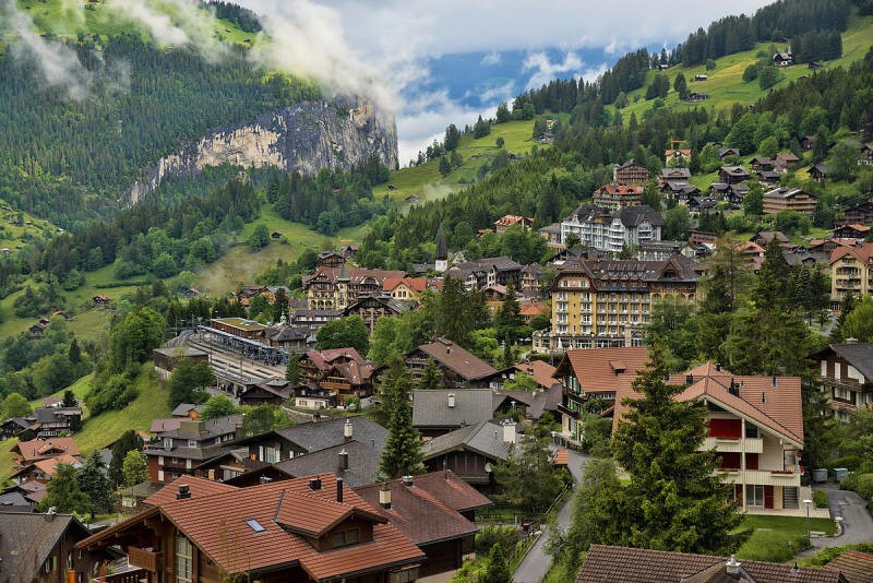 Tham quan làng Wengen xinh đẹp, ngang tầm Lauterbrunnen.