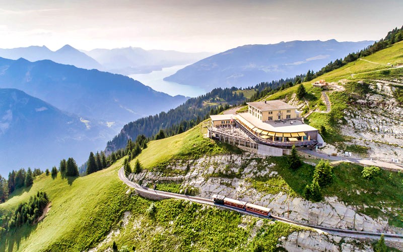 Ghé Interlaken sau chặng tàu đầu tiên.