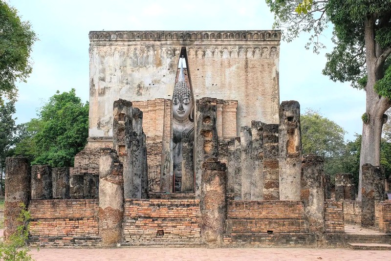 Phật lớn uy nghi trấn giữ Wat Si Chum.