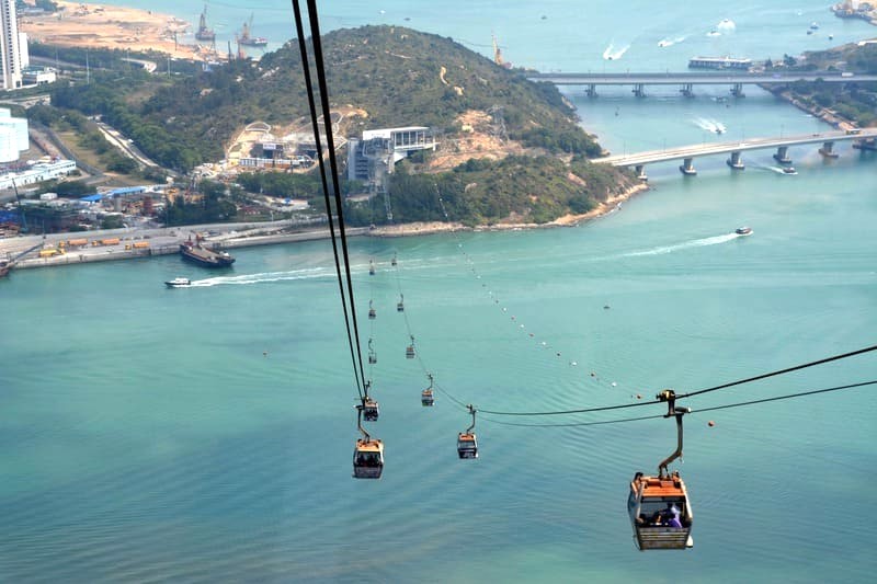 Cáp treo Ngong Ping 360:  Cách tuyệt vời để ngắm toàn cảnh hùng vĩ Đại Nhĩ Sơn.