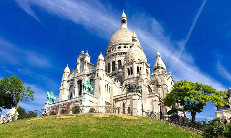 Nhà thờ Sacré-Cœur, xây dựng cuối thế kỷ 19, theo phong cách Romanesque-Byzantine.