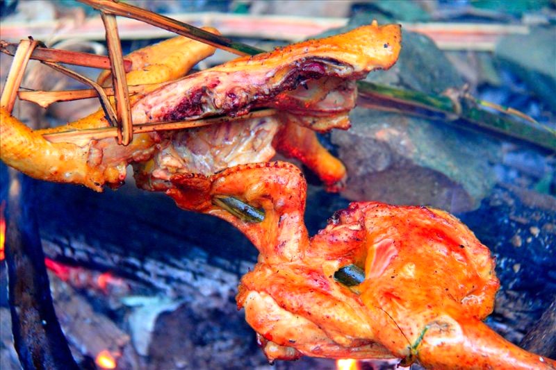 Chuẩn bị BBQ bên thác nước mát mẻ!