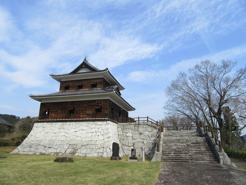 Yamagata, một thành trì thời Edo, nổi tiếng với những bức tường đá khổng lồ và lối đi dẫn vào lâu đài hùng vĩ.