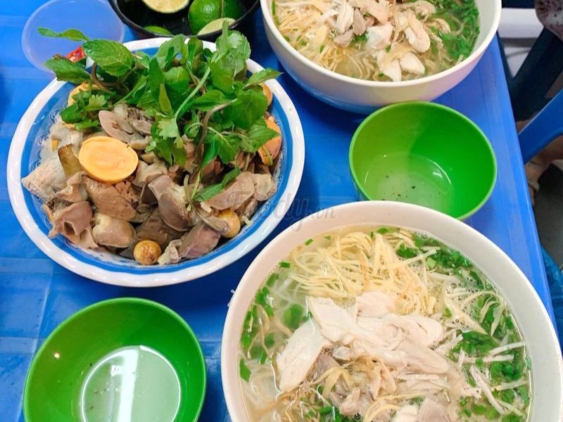 Quán Bà Đức nức tiếng với bún đầy ụ và lòng gà thơm phức. (Ảnh: Foody)