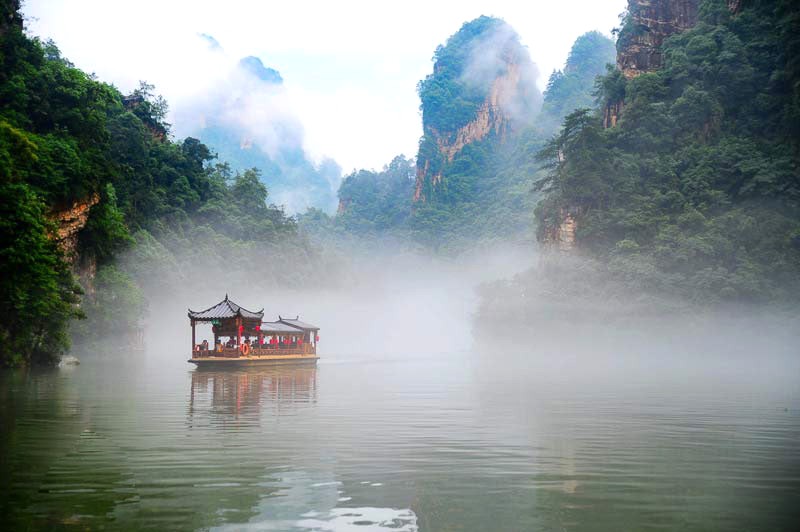 Tham quan đền Bảo Phong bằng thuyền.