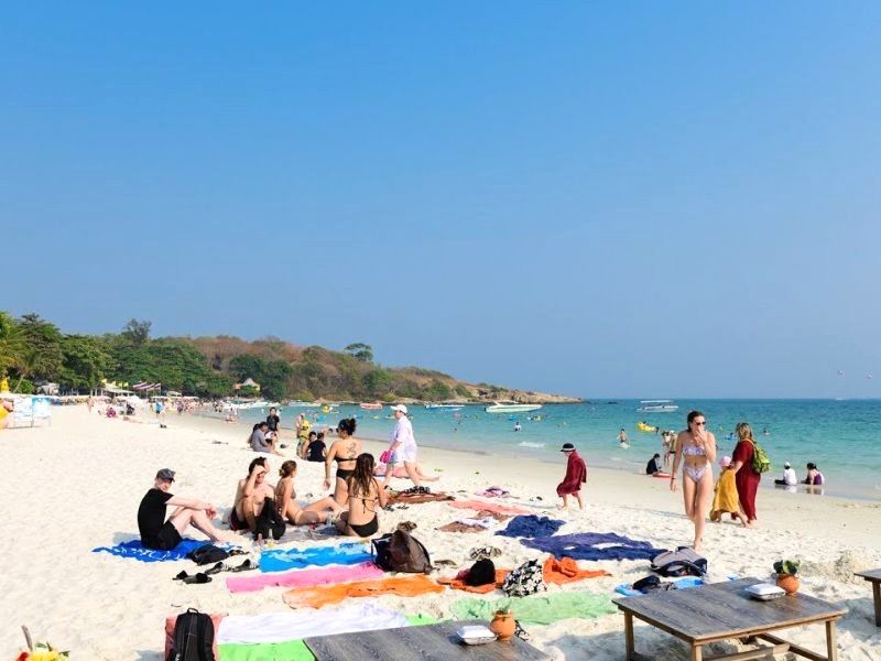 Tắm biển hấp dẫn du khách tại Koh Samet. (Ảnh: Lazy Tourist)